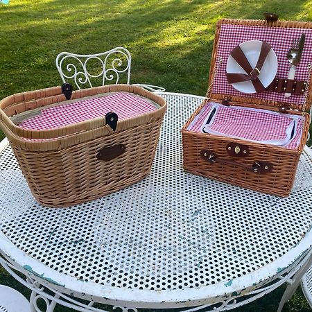 La Roulotte Deluxe De Malpas Bed & Breakfast Quingey Екстериор снимка