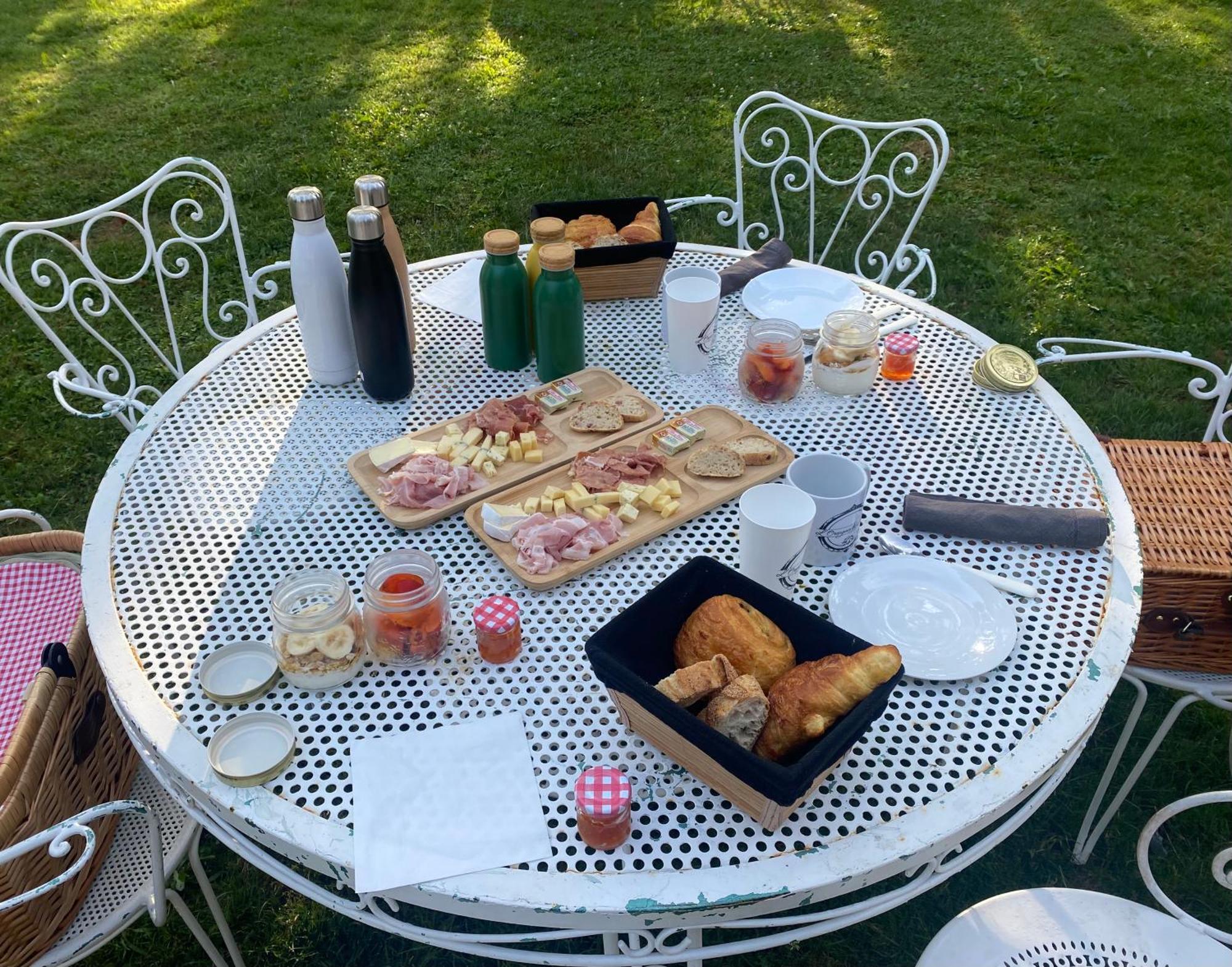 La Roulotte Deluxe De Malpas Bed & Breakfast Quingey Екстериор снимка