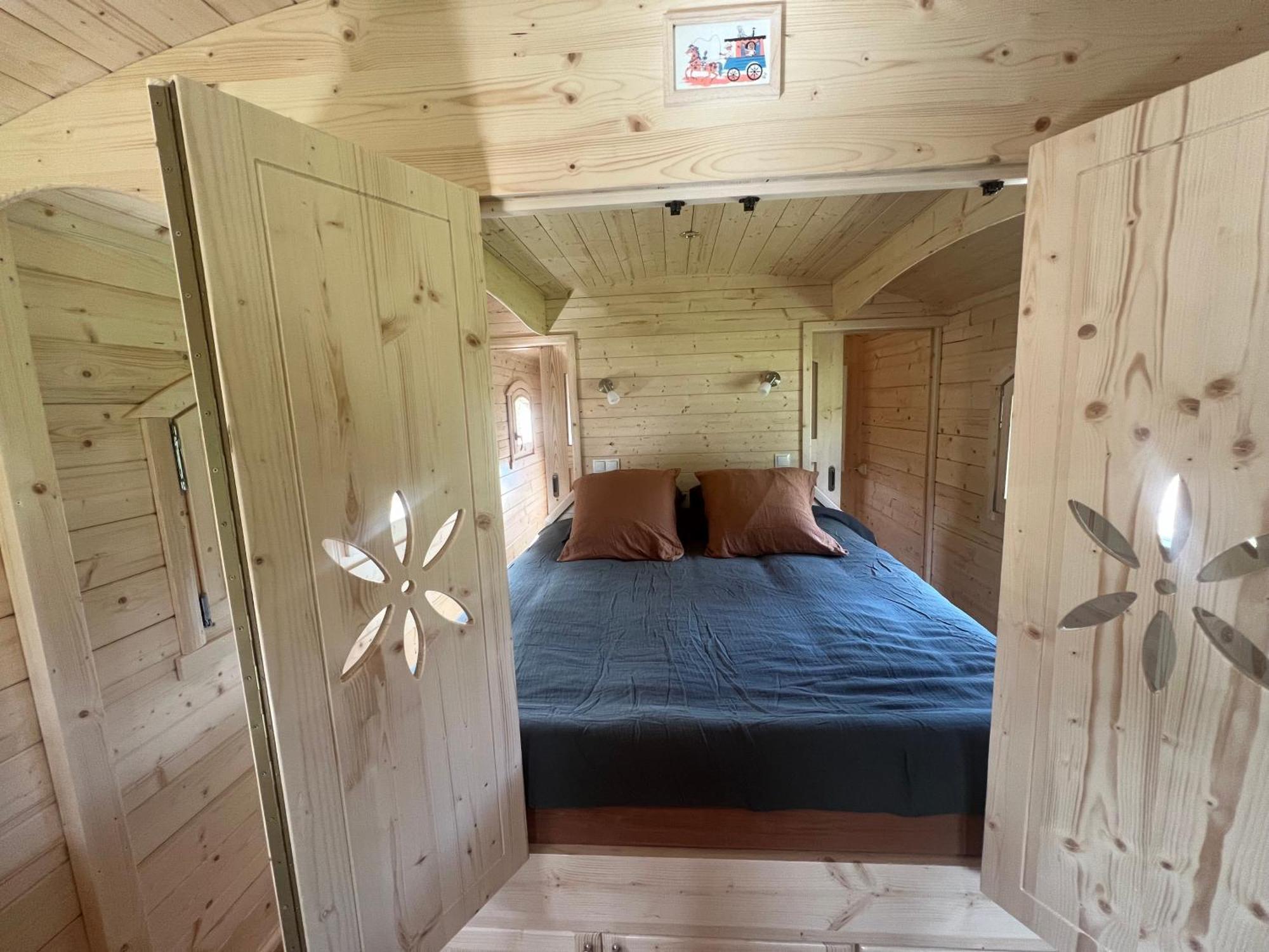 La Roulotte Deluxe De Malpas Bed & Breakfast Quingey Екстериор снимка