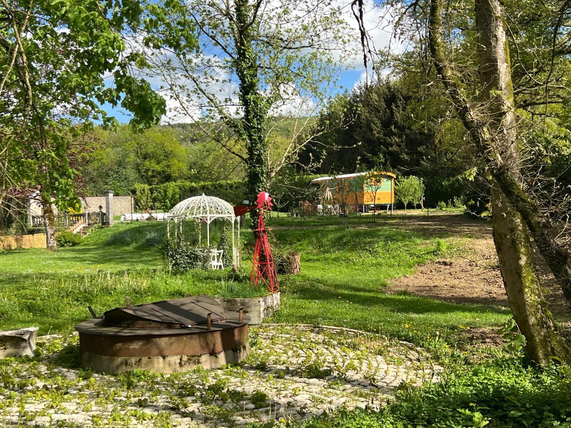 La Roulotte Deluxe De Malpas Bed & Breakfast Quingey Екстериор снимка