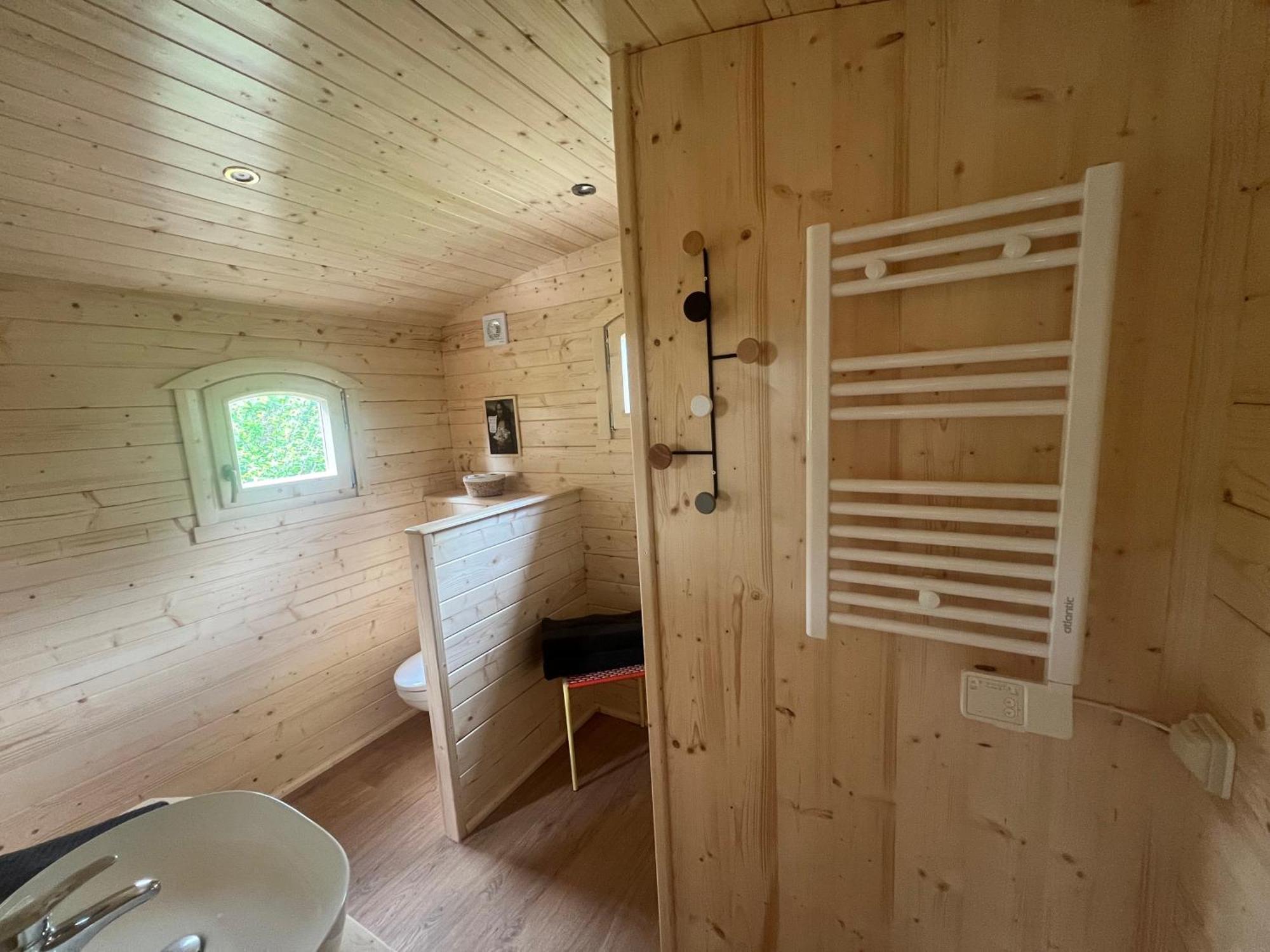 La Roulotte Deluxe De Malpas Bed & Breakfast Quingey Екстериор снимка