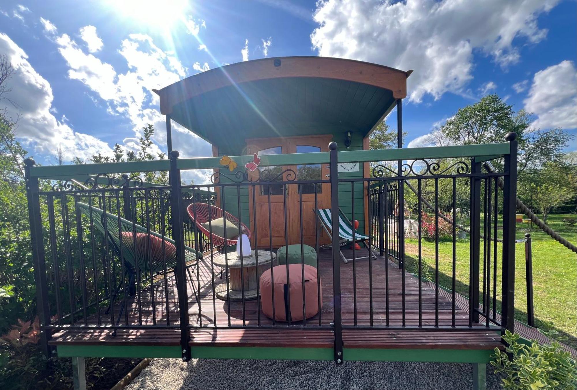La Roulotte Deluxe De Malpas Bed & Breakfast Quingey Екстериор снимка