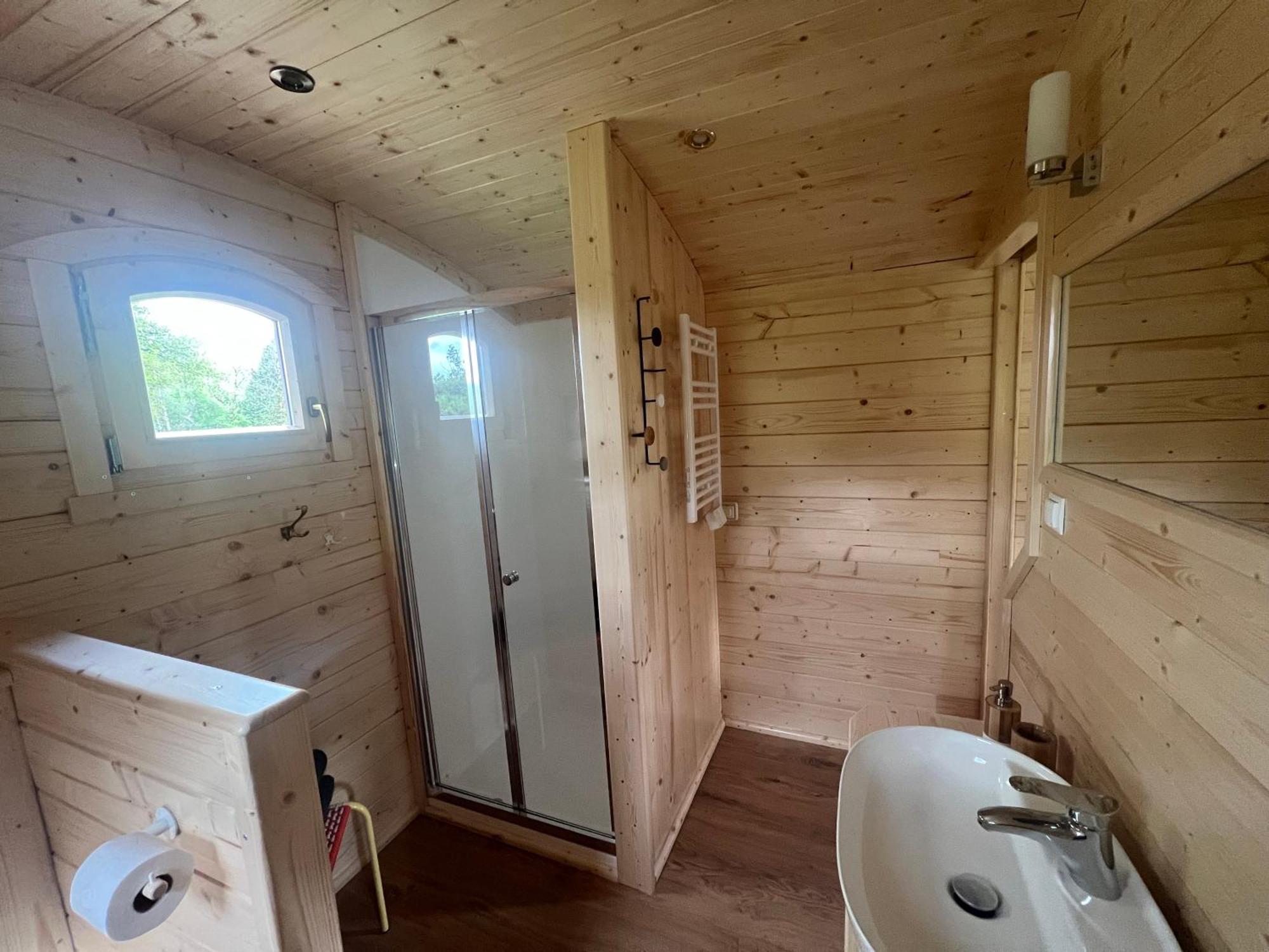 La Roulotte Deluxe De Malpas Bed & Breakfast Quingey Екстериор снимка