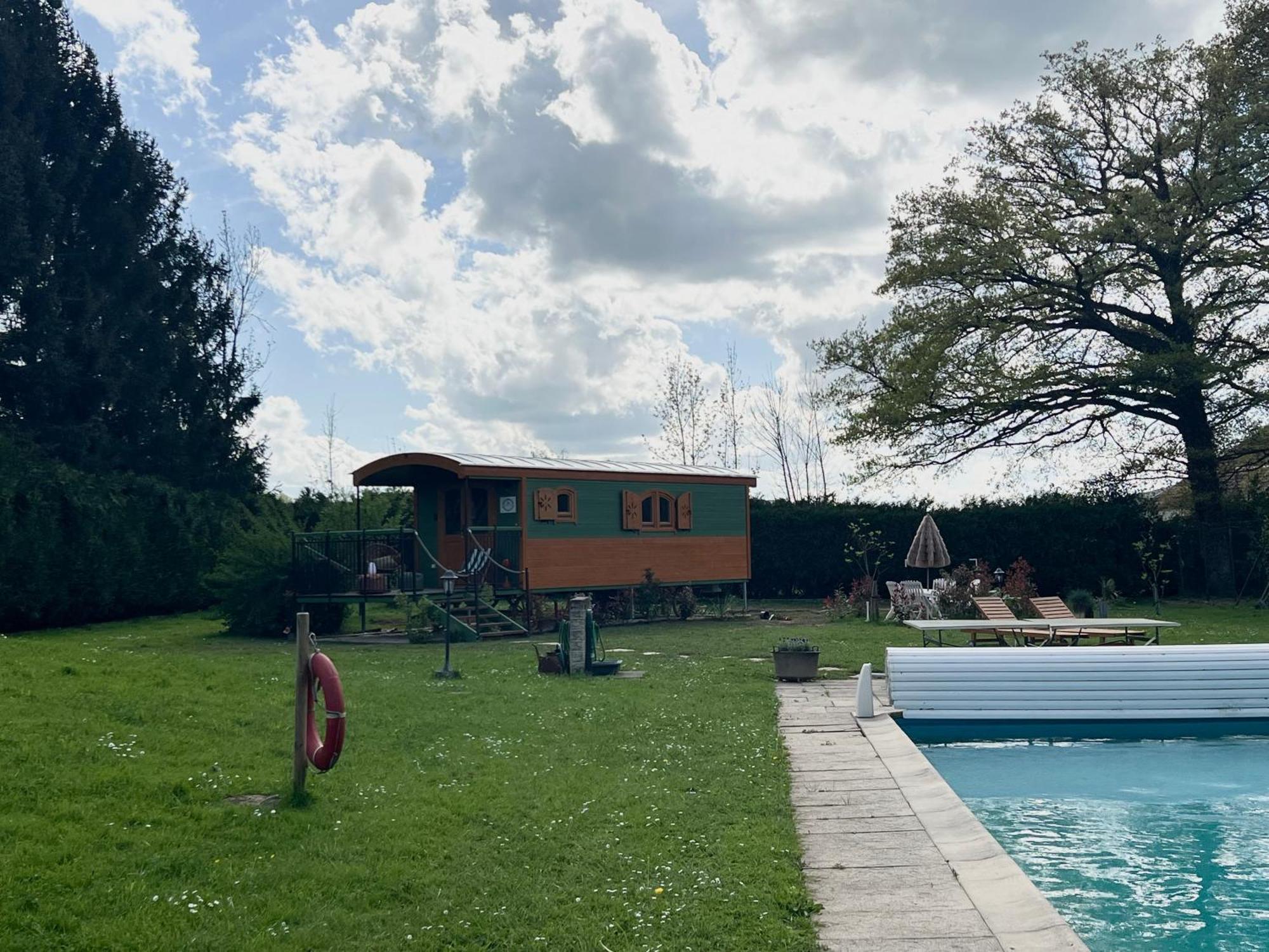 La Roulotte Deluxe De Malpas Bed & Breakfast Quingey Екстериор снимка