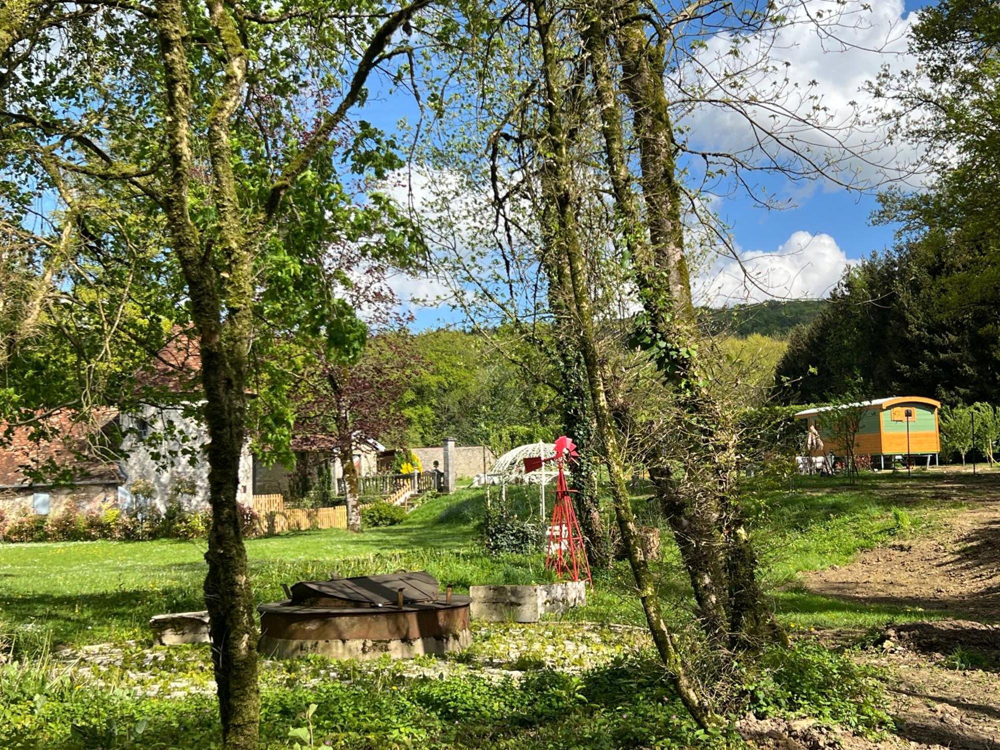 La Roulotte Deluxe De Malpas Bed & Breakfast Quingey Екстериор снимка