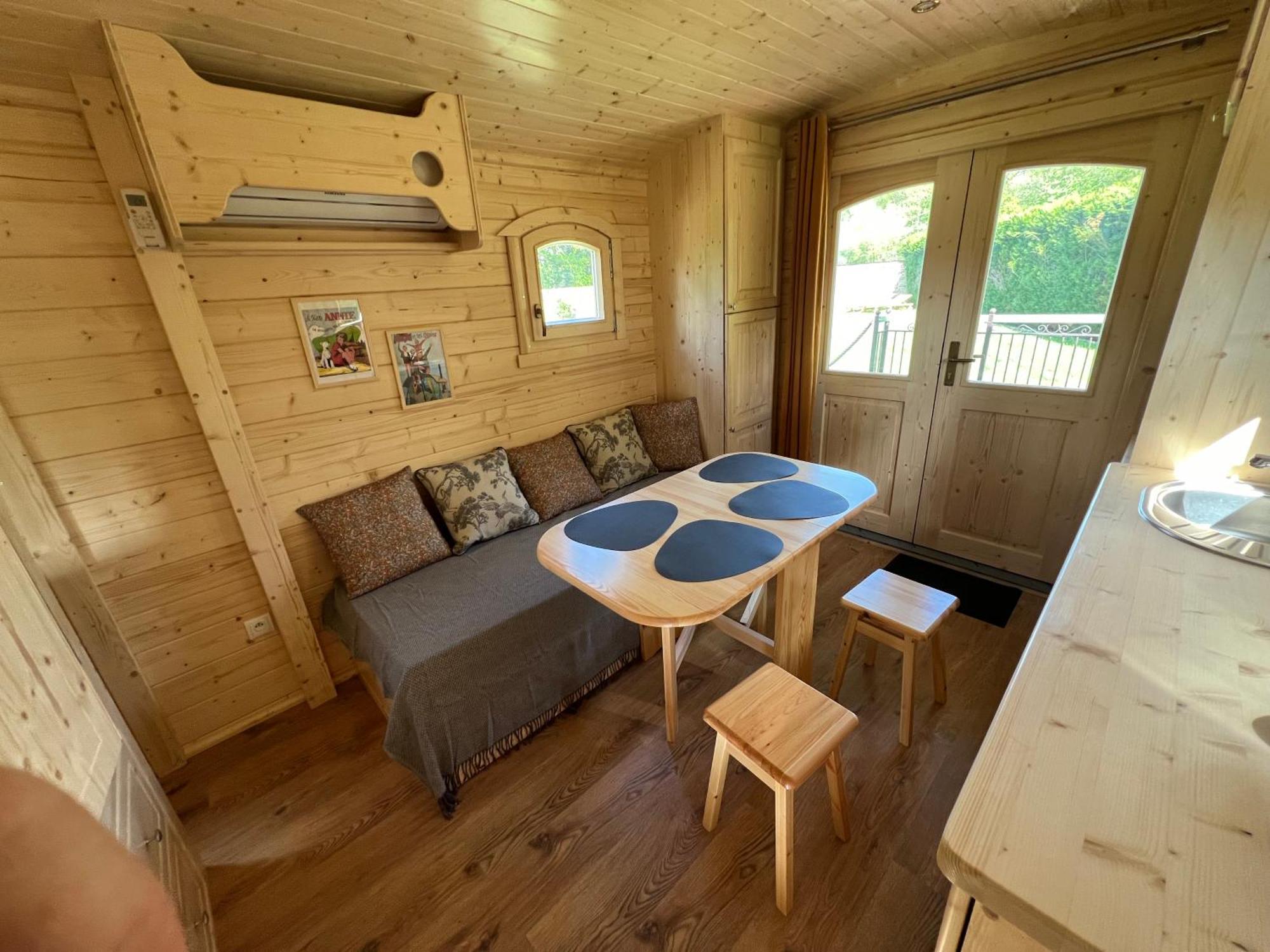 La Roulotte Deluxe De Malpas Bed & Breakfast Quingey Екстериор снимка