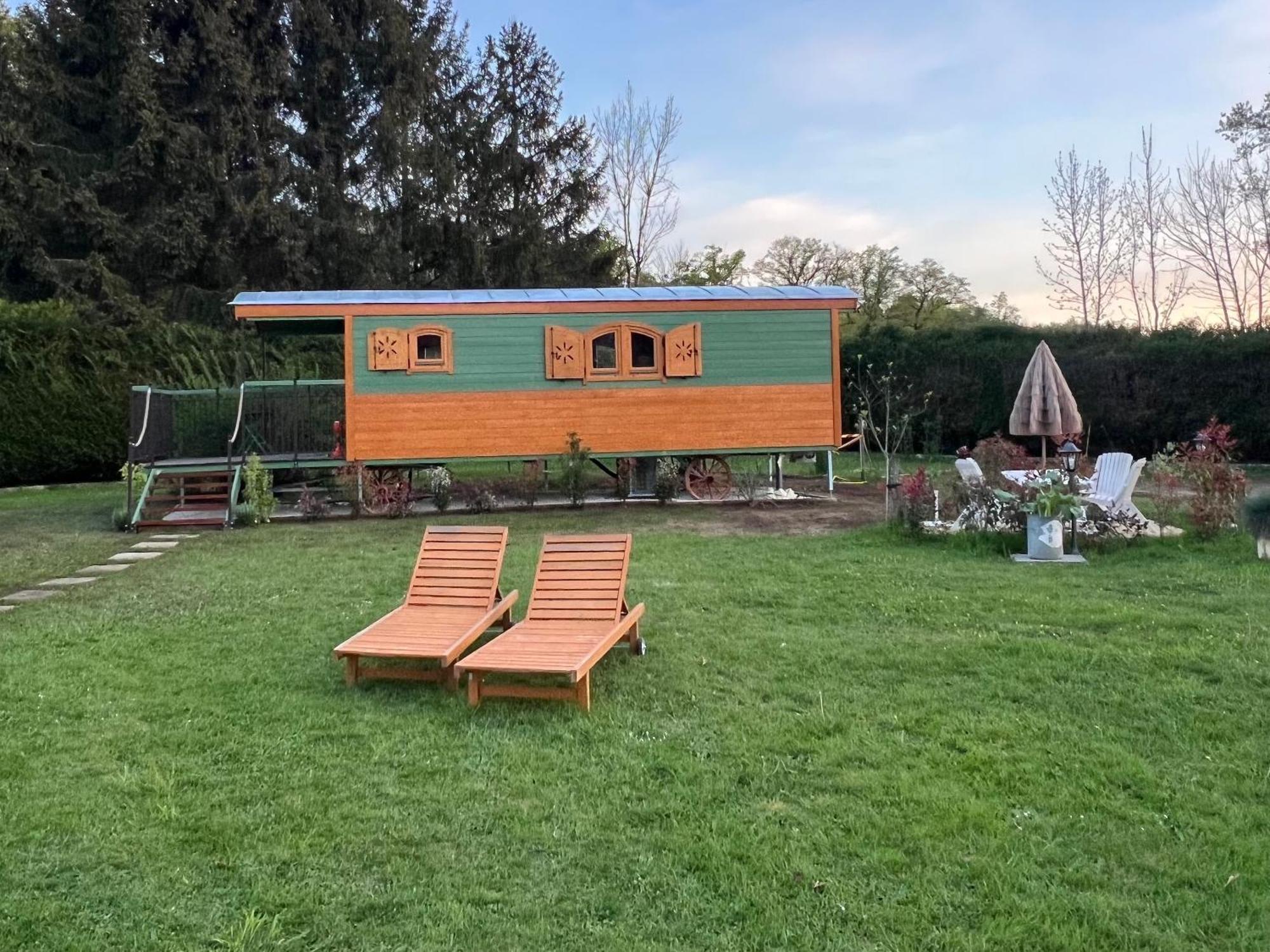 La Roulotte Deluxe De Malpas Bed & Breakfast Quingey Екстериор снимка