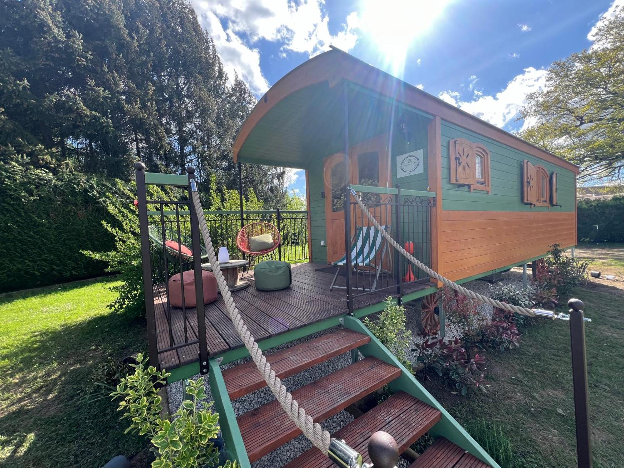 La Roulotte Deluxe De Malpas Bed & Breakfast Quingey Екстериор снимка