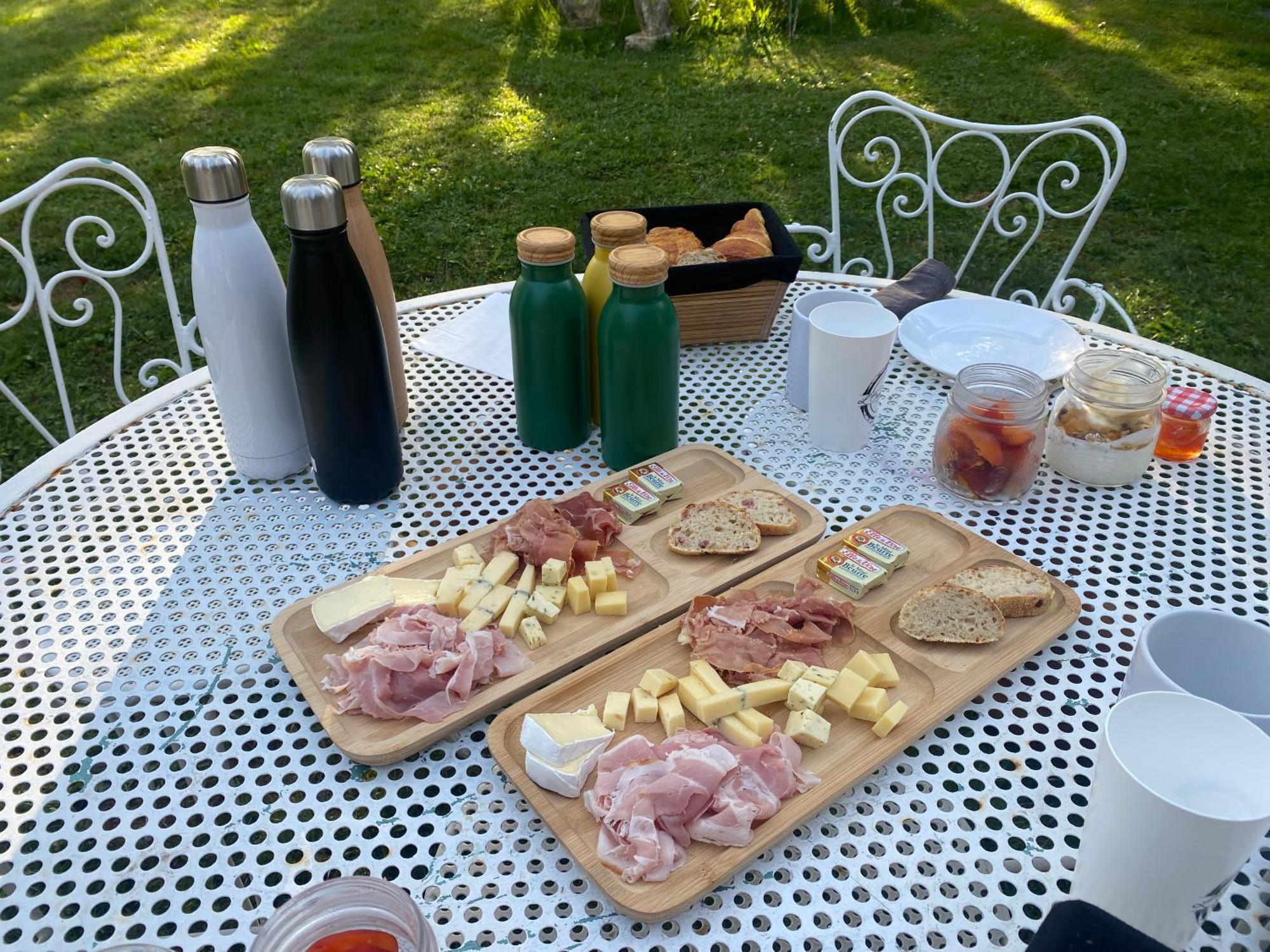La Roulotte Deluxe De Malpas Bed & Breakfast Quingey Екстериор снимка