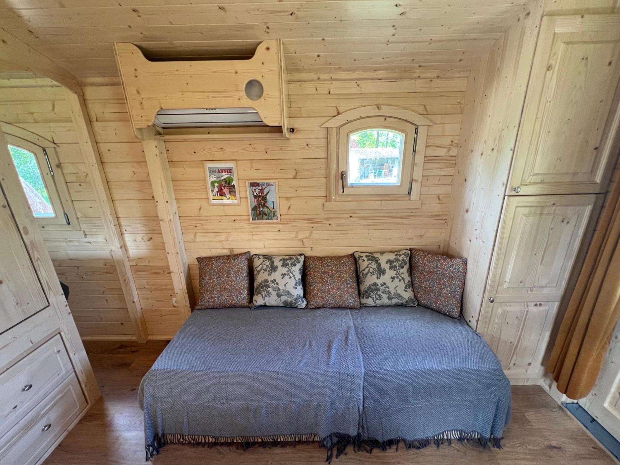 La Roulotte Deluxe De Malpas Bed & Breakfast Quingey Екстериор снимка